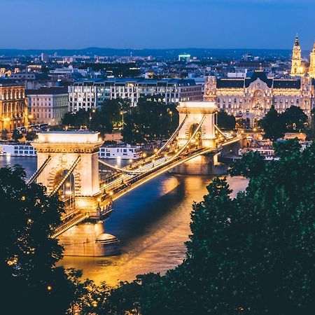 Central Point Budapest Extérieur photo
