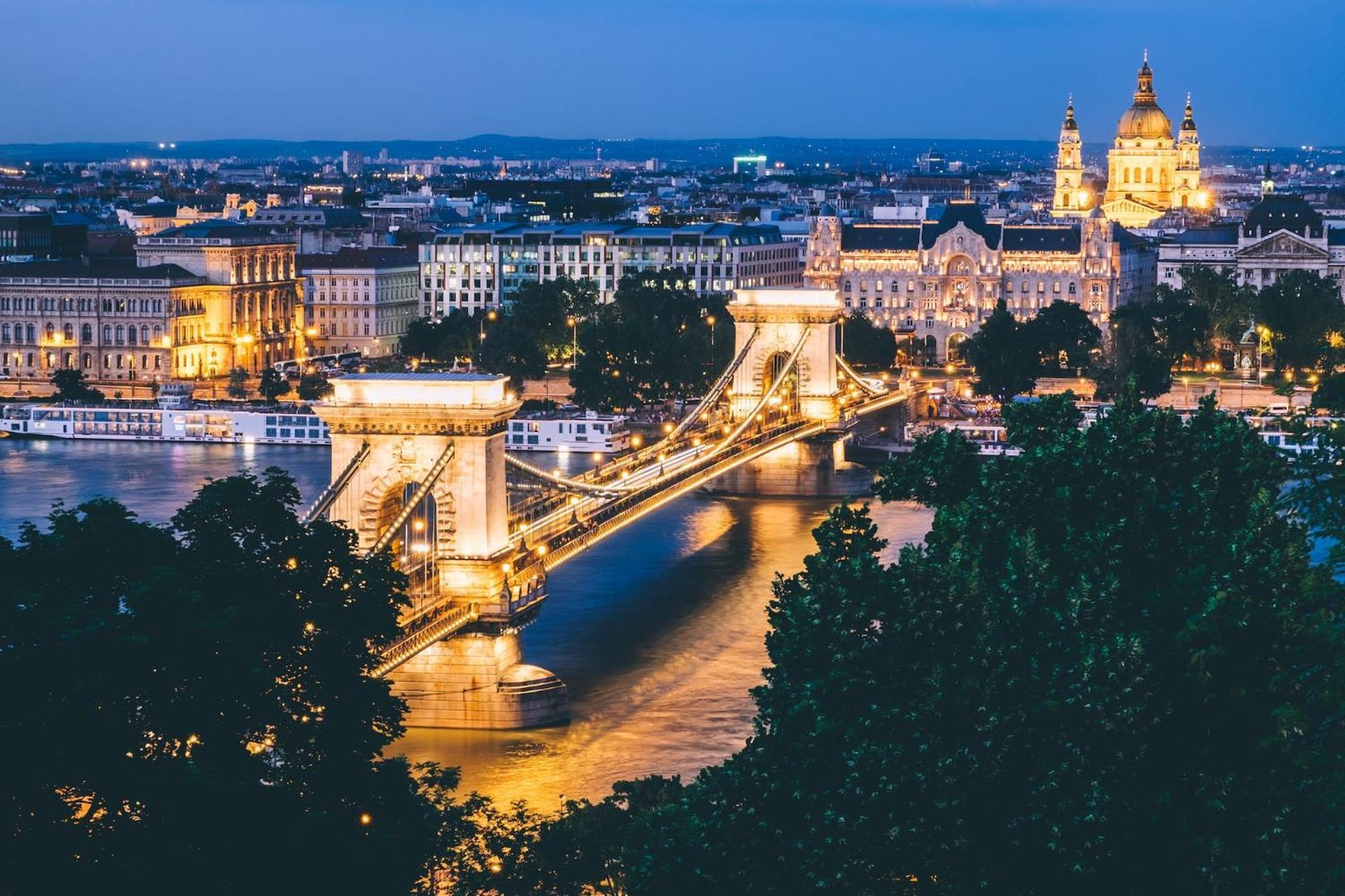 Central Point Budapest Extérieur photo